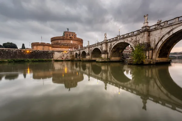 Château du Saint-Ange et pont du Saint-Ange sur le Tibre — Photo