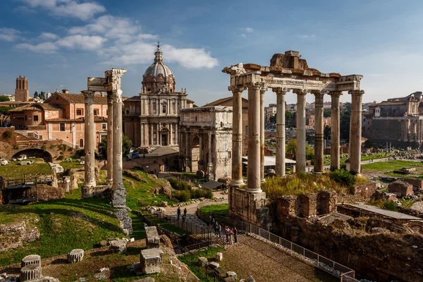 Ρωμαϊκή Αγορά (foro romano) και ερείπια του Σεπτίμιου Σεβήρου αψίδα μια — Φωτογραφία Αρχείου