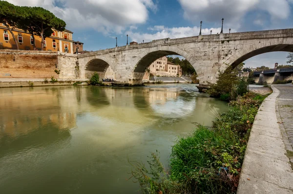 Panorama tiber ostrov a Cestiova mostu přes řeku Tiberu, ro — Stock fotografie