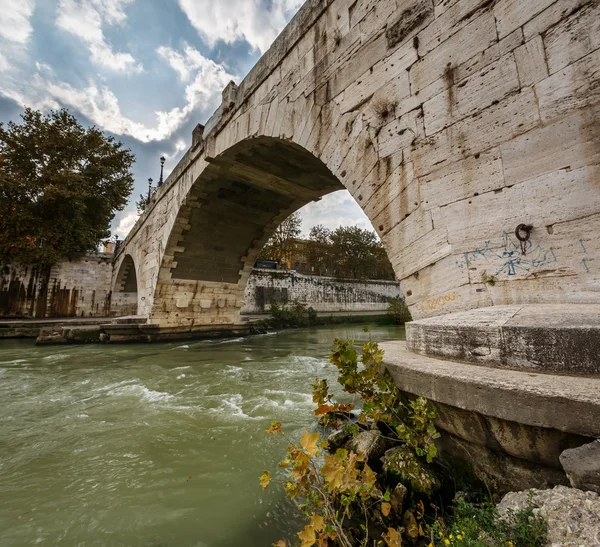 Panorama dell'isola del Tevere e del ponte di Cestio sul fiume Tevere, Ro — Foto Stock