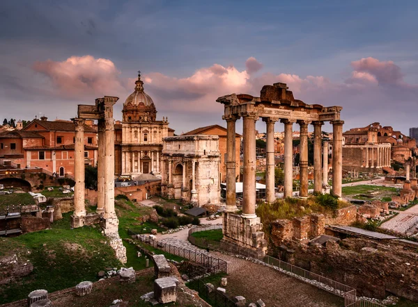 Ρωμαϊκή Αγορά (foro romano) και ερείπια του Σεπτίμιου Σεβήρου αψίδα μια — Φωτογραφία Αρχείου