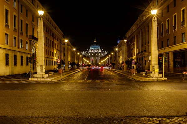 Basilica di San Pietro e Città del Vaticano nella notte, Roma, Italia — Foto Stock