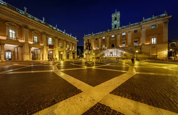 Piazza del campidoglio op de Capitolijnse heuvel met palazzo senatorio — Stockfoto