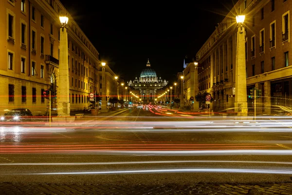 Svatý Petr baziliky a Vatikánský městský stát v noci, Řím, Itálie — Stock fotografie