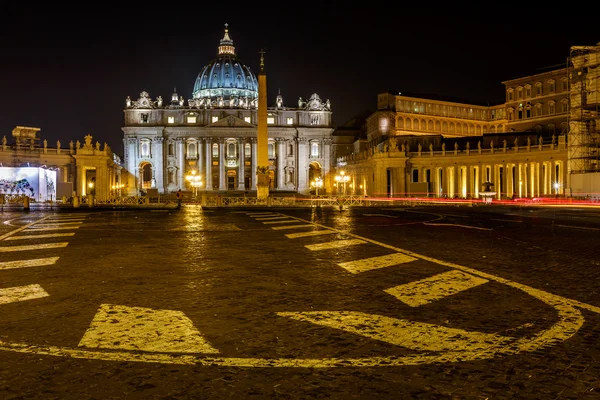 圣彼得广场和圣徒彼得教堂在夜，梵蒂冈的词 — 图库照片