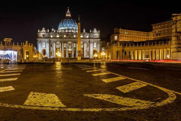 Piața Sfântul Petru și Bazilica Sfântul Petru noaptea, Vatican Ci — Fotografie, imagine de stoc