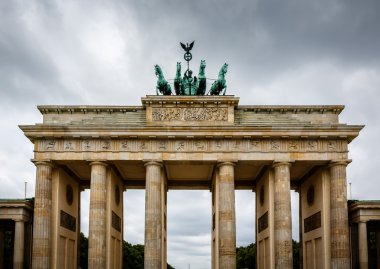 Quadriga b Brandenburger Tor (Brandenburg Kapısı) üstüne
