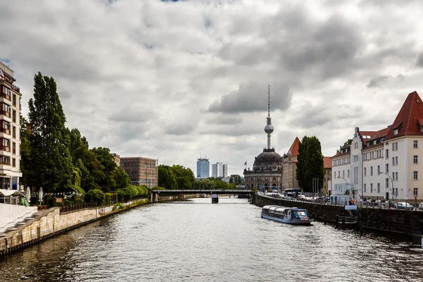 Blick auf Spreeufer und Berliner Fernsehturm, Deutschland — Stockfoto