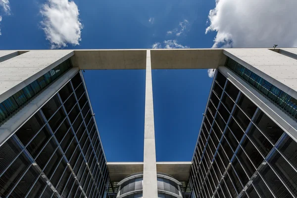 อาคารรัฐมนตรีเยอรมัน (Bundeskanzleramt) ใกล้ Reichstag ใน — ภาพถ่ายสต็อก