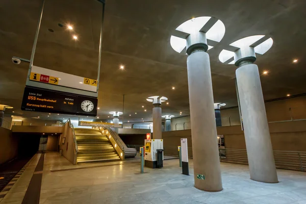 БЕРЛИН - 24 августа: Бундестаг станции метро (U-Bahn Station) на — стоковое фото