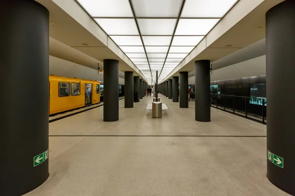 BERLIM - 24 DE AGOSTO: Estação de Metro Bundestag (Estação U-Bahn) em — Fotografia de Stock
