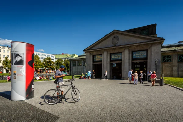 Berlin - Augusti 24: tunnelbanestationen wittenbergplatz nära kadewe s — Stockfoto