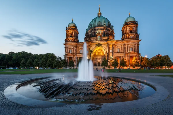 Katedra w Berlinie (berliner dom) i podświetlane fontanny w — Zdjęcie stockowe