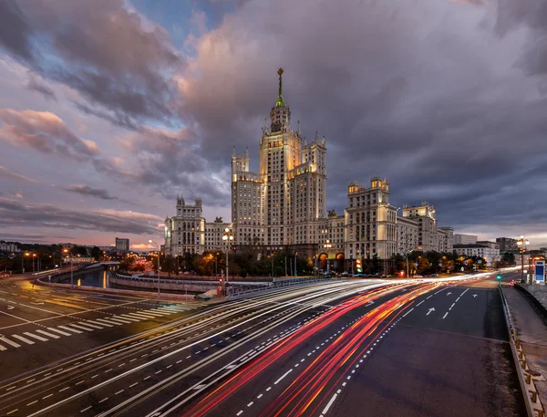 Wolkenkrabber op kotelnicheskaya embankment en verkeer trails bij d — Stockfoto