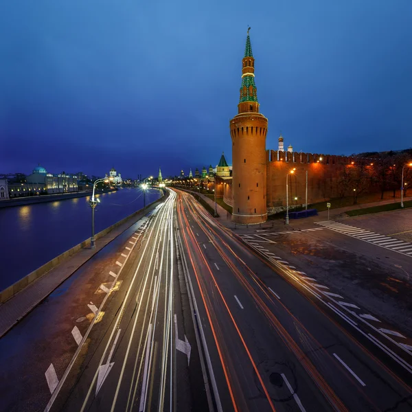 Beklemishevskaya башта та Московського Кремля набережна в сутінках, рос. — стокове фото