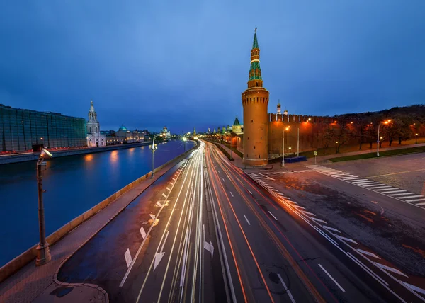 Torre Beklemishevskaya y el banquillo del Kremlin de Moscú al anochecer, Ru — Foto de Stock