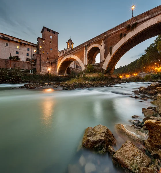 Fabricius Köprüsü ve tiber Adası'nda alacakaranlık, Roma, İtalya — Stok fotoğraf