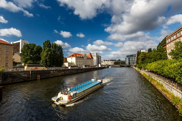 Paseo en barco por el río Spree, Berlín, Alemania — Foto de Stock