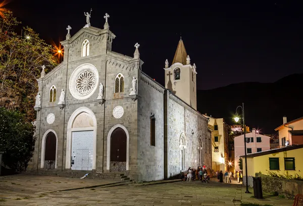 Verlichte kerk in het dorp van riomaggiore's nachts, cinqu — Stockfoto