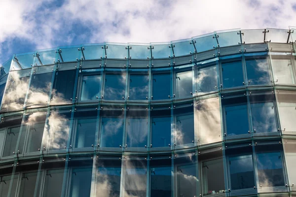 รายละเอียดของอาคารกระจกสมัยใหม่ที่มีท้องฟ้าสะท้อนแสงในเบอร์ลิน, Ge — ภาพถ่ายสต็อก