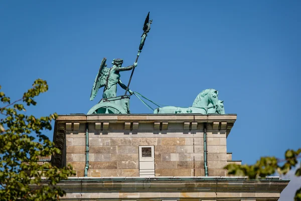 Quadriga no topo do Brandenburger Tor (Portão de Brandemburgo) em B — Fotografia de Stock