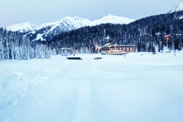 Sjezdovka nedaleko madonna di campiglio lyžařské středisko ráno, jsem — Stock fotografie