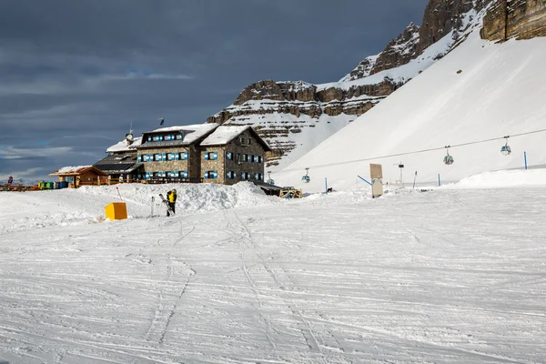 Skirestaurant in madonna di campiglio skigebiet, italienische alpen, — Stockfoto