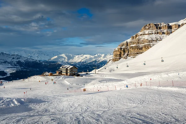 Restaurante de esqui em Madonna di Campiglio Ski Resort, Alpes italianos , — Fotografia de Stock