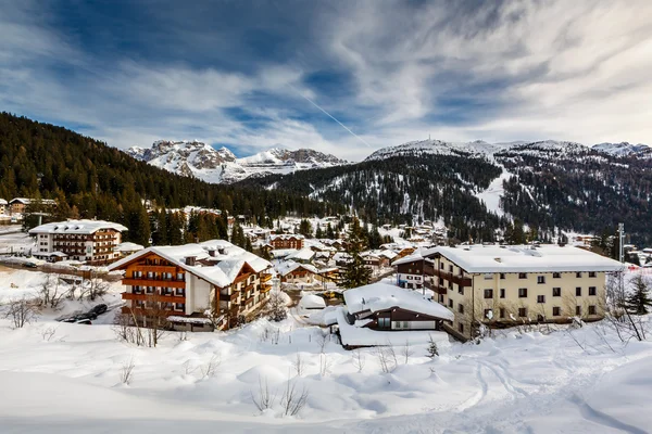 Lyžařské středisko madonna di Campiglio, pohled ze svahu, italský — Stock fotografie