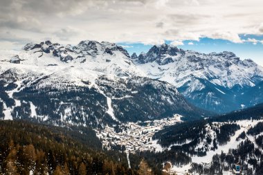 madonna di Campiglio, İtalyanca alps kayak merkezi olarak havadan görünümü,