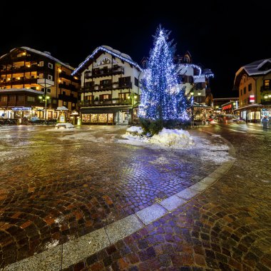 Işıklı Merkez Meydanı, madonna di Campiglio'da evenin içinde