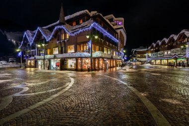 Işıklı Merkez Meydanı, madonna di Campiglio'da evenin içinde