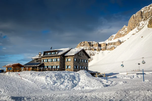 Ski restaurang i madonna di campiglio ski resort, italienska Alperna, — Stockfoto