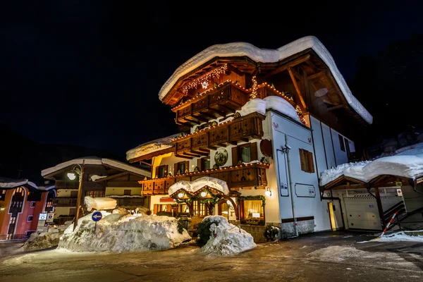 Upplyst gata i madonna di campiglio på natten, italienska alp — Stockfoto