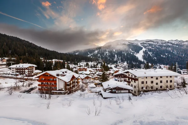 Lyžařské středisko madonna di Campiglio ráno, Italské Alpy, — Stock fotografie