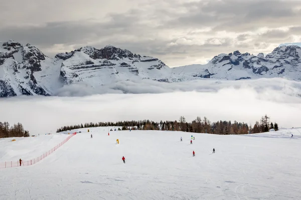 Pista de esquí cerca de la estación de esquí Madonna di Campiglio, Alpes italianos, It — Foto de Stock