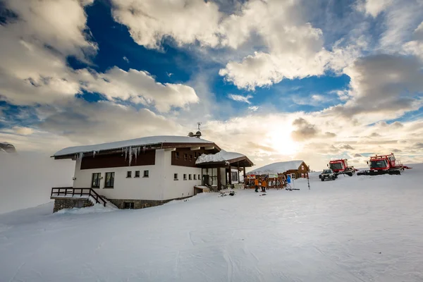 Ski restaurang i madonna di campiglio ski resort, italienska Alperna, — Stockfoto