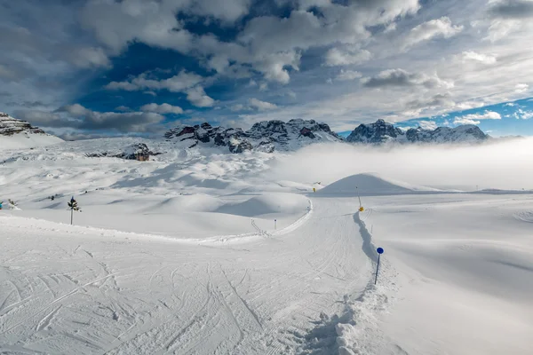 Ski Slope perto de Madonna di Campiglio Ski Resort, Alpes italianos, It — Fotografia de Stock