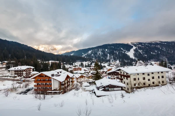 Lyžařské středisko madonna di Campiglio ráno, Italské Alpy, — Stock fotografie