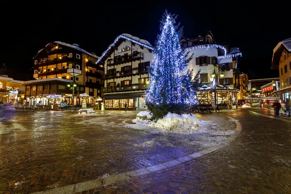 Verlichte centrale plein van madonna di campiglio in de evenin — Stockfoto