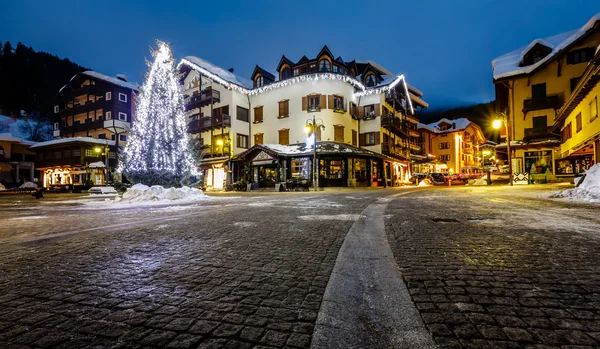 Osvětlené centrální náměstí Madonny di campiglio ráno — Stock fotografie