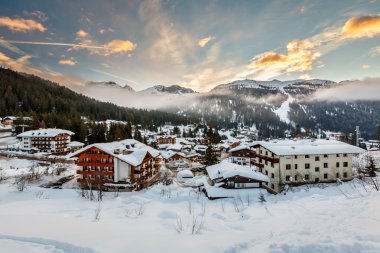 madonna di Campiglio sabah, İtalyanca alps Kayak Merkezi,