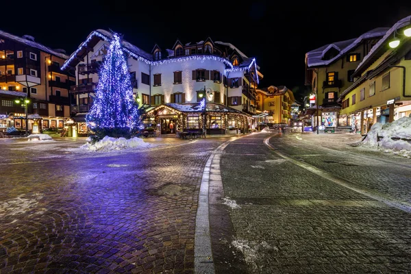 Oświetlony centralnego placu madonna di campiglio w wieczorem — Zdjęcie stockowe