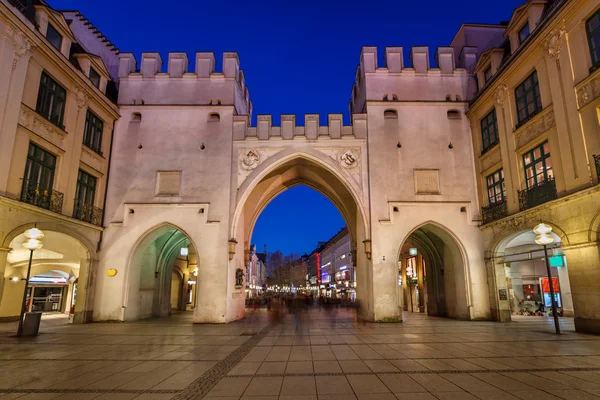 Karlstor poort en karlsplatz plein in de avond, München, germ — Stockfoto