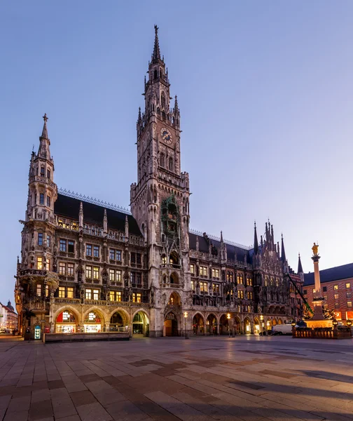 Yeni Belediye Binası ve marienplatz Münih'te şafak, Bavyera, Almanya