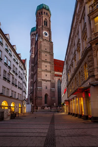 Iglesia de Nuestra Señora (Frauenkirche) en Munich al amanecer, Baviera, Ge — Foto de Stock