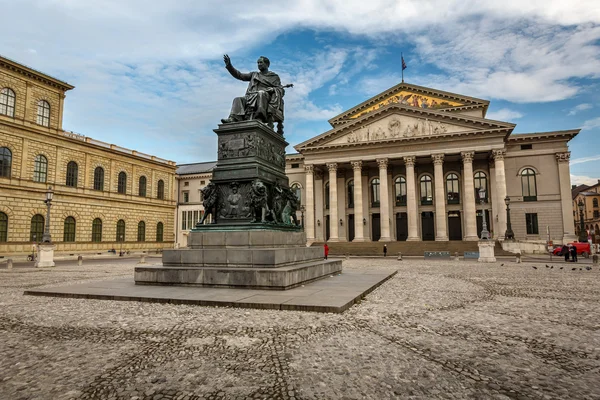 El Teatro Nacional de Múnich, situado en Max-Joseph-Platz Squa — Foto de Stock
