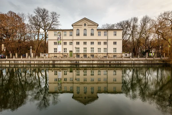 Museu dos Pinheiros no Banco do Rio Isar em Munique, Upper Bavari — Fotografia de Stock