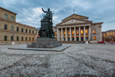 Ulusal Tiyatro, max-joseph-platz karesi bulunan Münih