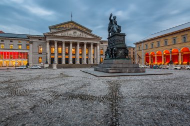 Ulusal Tiyatro, max-joseph-platz karesi bulunan Münih